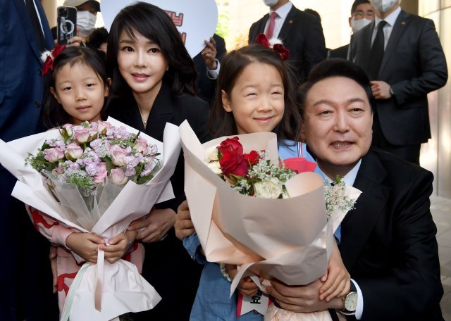 10일 윤석열 대통령이 취임식 참석을 위해 서울 서초구 사저를 나서면서 아이들에게 꽃다발을 받고 있다. 2022.5.10 양회성기자 yohan@donga.com