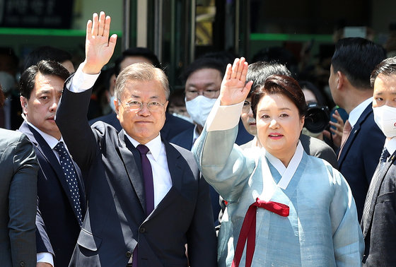 5년간의 임기를 마친 문재인 전 대통령이 김정숙 여사와 함께 10일 경남 양산 사저로 출발하기에 앞서 서울역 광장에서 배웅 나온 시민들을 향해 인사하고 있다. 2022.5.10/뉴스1