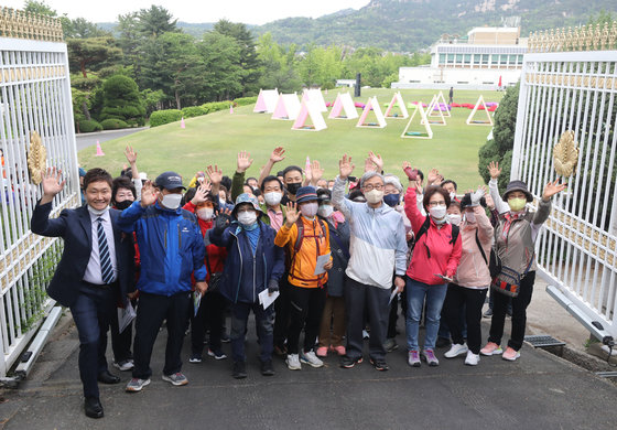 제20대 윤석열 대통령 취임식일인 10일 오전 서울 종로구 청와대 춘추문에서 열린 등산로 개방 행사에 참가한 시민들이 개방된 등산로로 향하고 있다. 2022.5.10/뉴스1 인수위사진기자단