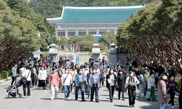 10일 오전 서울 종로구 청와대에서 정문 개문 기념 행사가 열린 가운데 지역주민과 학생, 소외계층 등 국민 대표 74명이 입장을 기다리고 있다. 2022.5.10/뉴스1 © News1 인수위사진기자단