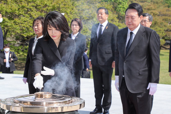 김건희 여사가 10일 오전 서울 동작구 국립서울현충원 현충탑을 찾아 분향하고 있다. 오른쪽은 윤석열 대통령. 2022.5.10/대통령실사진기자단