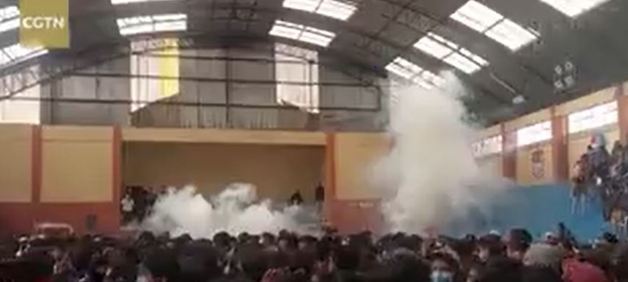 볼리비아의 한 대학 학생회장 선거 현장에서 최루탄이 터져 학생 4명이 숨지고 70여명이 다쳤다.(CGTN 방송화면 캡처). © 뉴스1