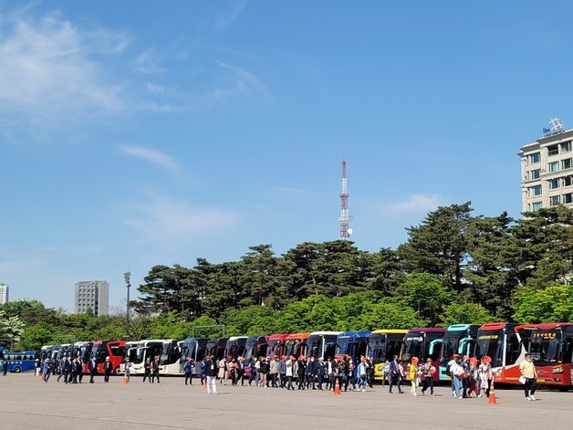 10일 오전 윤석열 대통령 취임식이 열리는 국회 앞 여의도공원에 전국에서 모인 버스들이 주차해 있다. © 뉴스1