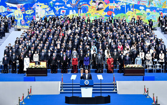 윤석열 대통령이 10일 서울 여의도 국회에서 열린 취임식에서 선서를 하고 있다. 국회사진취재단