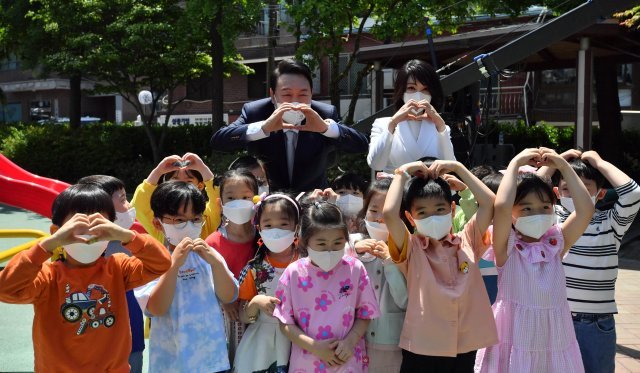 윤석열 대통령과 김건희 여사가 10일 취임식을 마치고 서울 용산 대통령실 주변 놀이터를 찾아 어린이들과 기념촬영을 하고 있다. 대통령실사진기자단