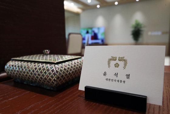 10일 서울 용산 대통령 집무실에 윤석열 대통령 명함이 놓여있다. (대통령실사진기자단) 2022.5.10/뉴스1