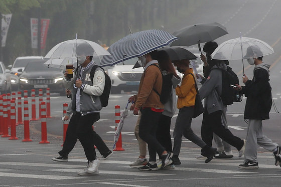 비가 내린 4월26일 오전 경북 경산시 대학로 지하철역 인근 횡단보도에서 우산을 든 학생들이 발걸음을 재촉하고 있다. 2022.4.26/뉴스1
