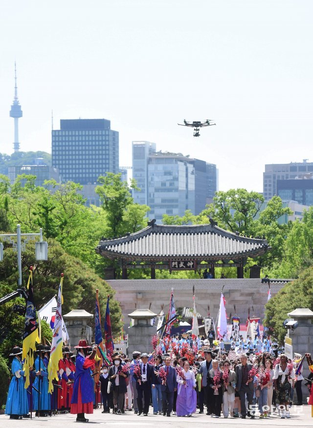 10일 오전 서울 종로구 청와대에서 열린 정문 개문 기념 행사에서 시민들이 안으로 입장하고 있다. 송은석 기자 silverstone@donga.com