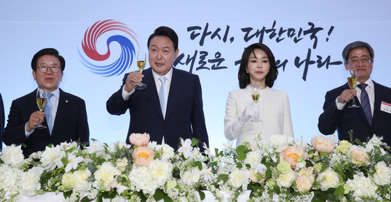 윤석열 대통령이 10일 오후 국회 로텐더홀에서 열린 제20대 대통령 취임 경축연회에서 건배를 하고 있다. 왼쪽부터 박병석 국회의장, 윤 대통령, 김건희 여사, 김명수 대법원장. 대통령실사진기자단