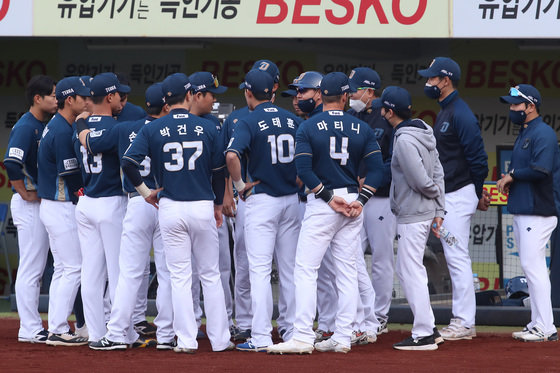 3일 오후 대구 삼성라이온즈파크에서 열린 프로야구 ‘2022 신한은행 SOL KBO리그’ NC 다이노스와 삼성 라이온즈의 경기, NC 선수들이 경기 시작을 앞두고 더그아웃 앞에 모여 선전을 다짐하고 있다. 2022.5.3/뉴스1 © News1