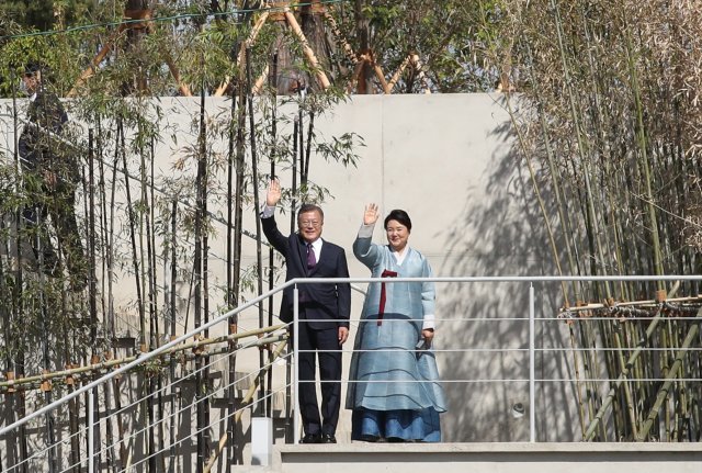 문재인 전 대통령과 김정숙 여사가 10일 경남 양산 하북면 평산마을 사저에서 인사를 하고 있다. 사진공동취재단