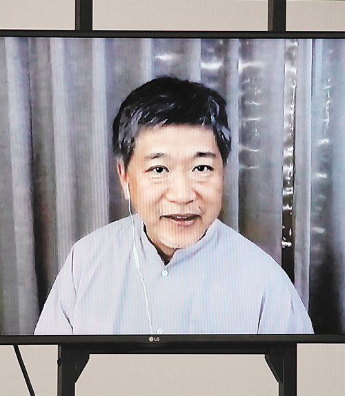 일본 도쿄에 있는 고레에다 히로카즈 감독이 10일 화상을 통해 서울에서 열린 제작보고회에 참석했다. 뉴스1