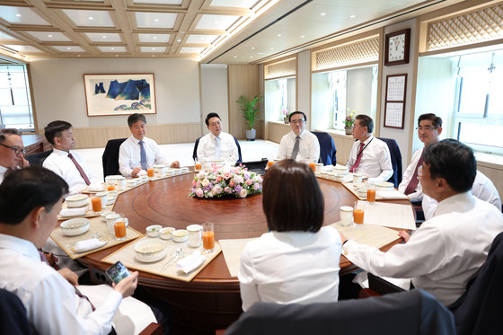 윤석열 대통령이 10일 서울 용산에 새로 마련된 대통령 집무실에서 김대기 비서실장, 김성한 국가안보실장을 비롯한 참모들과 오찬 회동하고 있다. (대통령실 제공) 2022.5.10/뉴스1 © News1