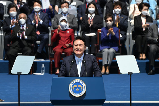 윤석열 제20대 대통령이 10일 오전 서울 여의도 국회에서 열린 취임식에서 취임사를 앞두고 미소 짓고 있다. 윤 대통령 뒤로 박근혜 전 대통령(선그라스 차림)과 이준석 국민의힘 대표(박 전 대통령 오른쪽 뒤)가 앉아 있다. © News1 국회사진취재단