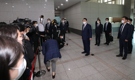 윤석열 대통령이 11일 오전 서울 용산 대통령실로 출근하던 중 취채진의 질의에 답하고 있다. 2022.5.11/뉴스1 © News1