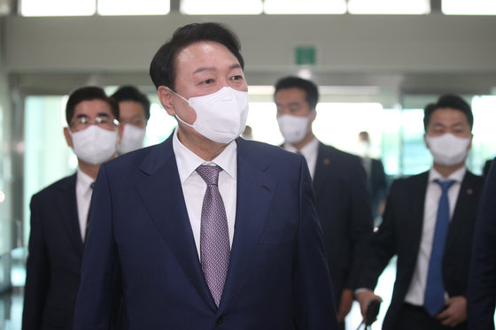 윤석열 대통령이 11일 오전 서울 용산 대통령실로 출근하며 취채진의 질문에 답하고 있다. 2022.5.11/뉴스1 © News1