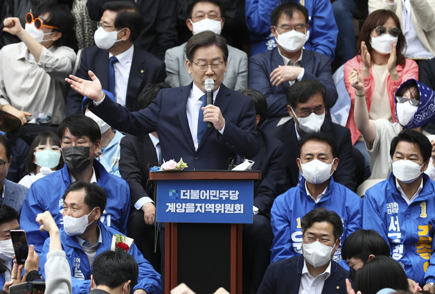 이재명 전 경기지사가 8일 인천시 계양산 야외공연장에서 기자회견을 열고 6.1 보궐선거 계양을 지역구에 출마를 공식 선언했다. © News1
