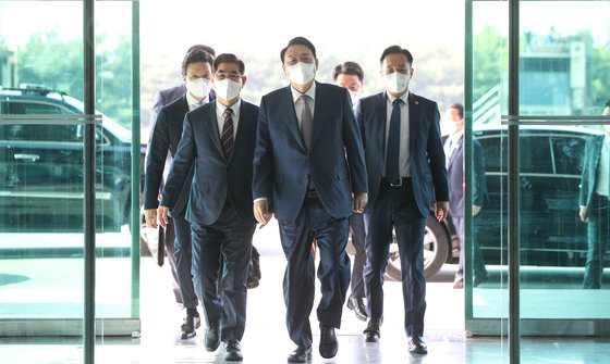 윤석열 대통령이 11일 오전 서울 서초동 자택에서 용산 대통령실로 출근하고 있다. 2022.5.11/뉴스1 © News1