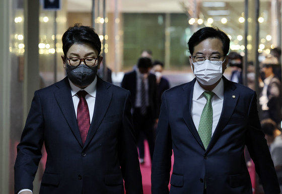 국민의힘 권성동 원내대표(왼쪽)와 송언석 원내수석부대표가 9일 서울 여의도 국회에서 박병석 국회의장과 면담하기 위해 의장실로 들어서고 있다. (공동취재) 2022.5.9/뉴스1 ©