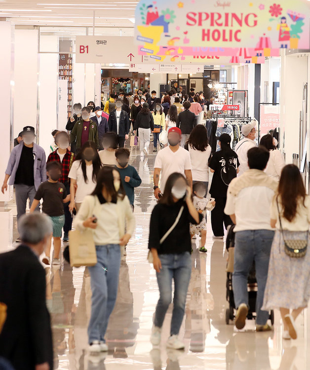 사회적 거리두기 해제 후 첫 연휴이자 석가탄신일인 8일 서울 강남구 코엑스에 시민들이 연휴를 즐기고 있다. 2020.5.8/뉴스1 © News1 김진환 기자