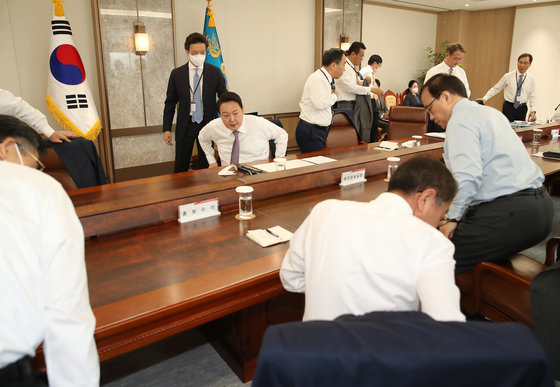 윤석열 대통령이 취임 이틀째인 11일 용산 대통령실에서 열린 수석비서관회의에서 참모들과 함께 양복 상의를 벗고 있다. 2022.5.11/뉴스1