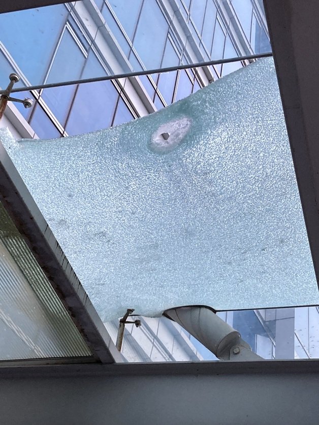 아령으로 파손된 아파트 상가 유리 천장.(부산소방재난본부 제공) © 뉴스1