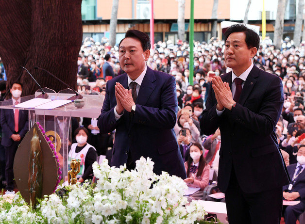 윤석열 대통령과 오세훈 서울시장이 8일 오전 서울 종로구 조계사에서 열린 ‘불기2566년 부처님 오신날 법요식’ 에 참석해 헌촉 후 합장을 하고 있다. 2022.5.8/뉴스1