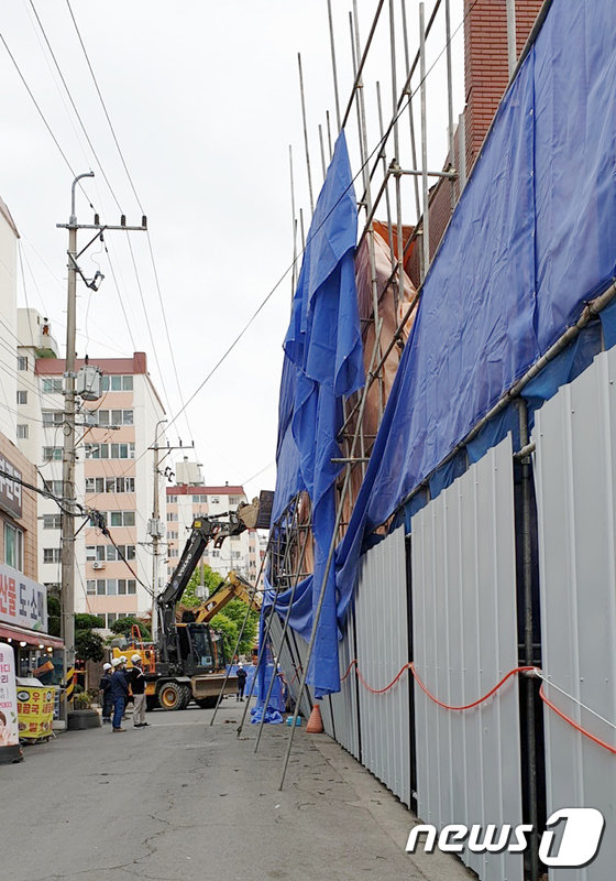 지난달 14일 오전 9시30분쯤 광주 남구 봉선동 장미아파트 재건축 현장 3층에서 건물 잔해물이 낙하, 안전 울타리가 휘어져 있다.(독자 제공)2022.4.14/뉴스1