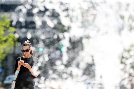 서울의 한낮 온도가 26도까지 오르며 초여름 날씨를 보인 10일 오후 서울광장 분수대가 시원하게 물을 뿜고 있다. 2022.5.10/뉴스1 © News1