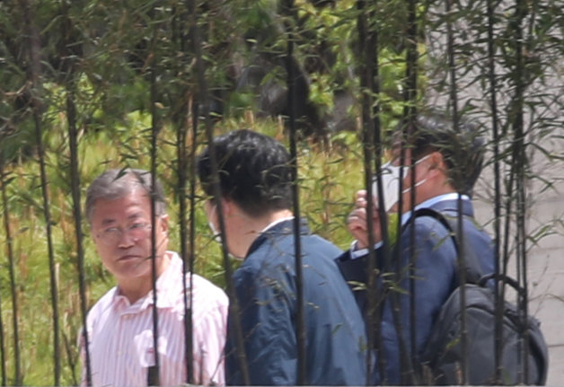 문재인 전 대통령이 귀향 둘째날인 11일 오전 11시55분쯤 경남 양산 평산마을 사저에서 관계자와 대화하고 있다. 2022.5.11/뉴스1