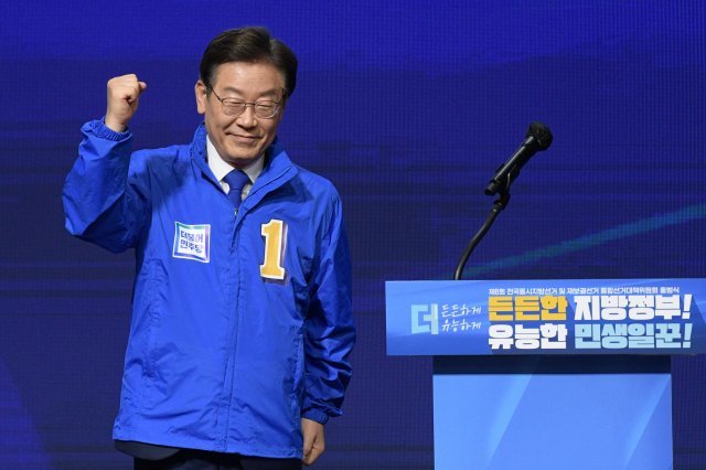 11일 오전 서울 여의도 국회 의원회관에서 열린 더불어민주당 제8회 전국동시지방선거 및 재보궐선거 통합선거대책위원회 출범식에서 이재명 총괄선거대책위원장이 후보자들을 응원하고 있다. 사진공동취재단