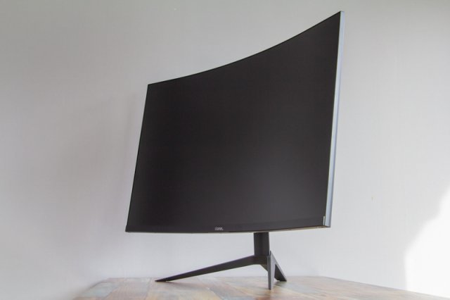 패널은 반지름이 1500mm인 원을 그렸을 때의 곡률인 1500R로 휘어있다. 출처=IT동아