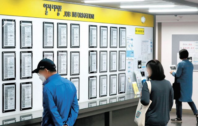 지난달 취업자 수가 1년 전보다 86만5000명 늘어 4월 기준 22년 만에 가장 많이 증가했다. 11일 서울 마포구 서울서부고용복지플러스센터를 찾은 시민이 일자리 정보 게시판을 살펴보고 있다. 뉴스1