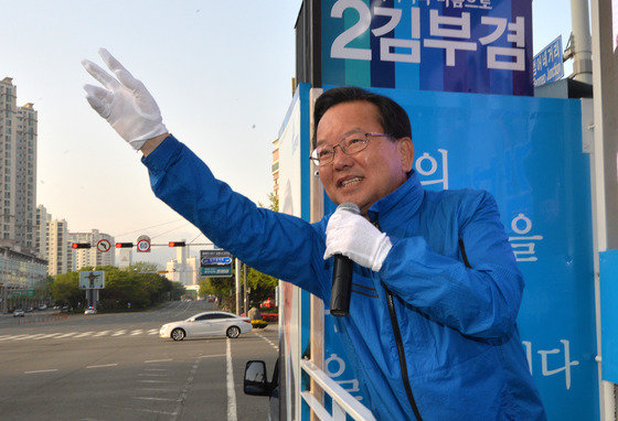 지난 2016년 제20대 국회의원선거에서 당선된 대구 수성구갑 김부겸 더불어민주당 후보가 대구시 수성구 범어네거리에서 당선인사를 하고 있다. 2016.4.14/뉴스1