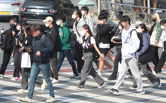 3일 오전 대구 북구 경북대학교 북문 앞에서 학교로 향하는 학생들이 실외 마스크 의무 해제에도 대부분 마스크를 쓰고 있다. 2022.5.3/뉴스1 © News1