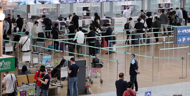 9일 오전 인천국제공항 제1터미널 출국장에서 출국자들이 줄을 서서 수속을 기다리고 있다. 2022.5.9/뉴스1 © News1