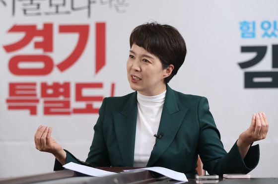 김은혜 국민의힘 경기도지사 후보가 10일 오후 경기 수원 장안구 선거사무소에서 뉴스1과 인터뷰를 하고 있다. 2022.5.10/뉴스1