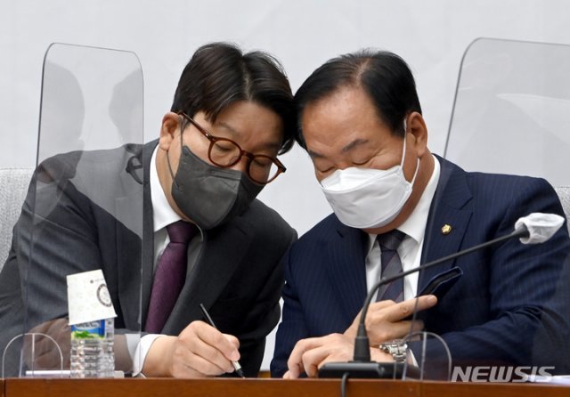 국민의힘 권성동 원내대표(왼쪽)가 12일 오전 국회에서 열린 원내대책회의에서 한기호 사무총장과 대화하고 있다. 사진공동취재단