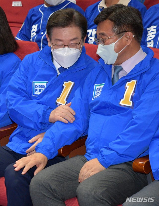 더불어민주당 이재명 전 경기도지사(왼쪽)가 지난 11일 서울 여의도 국회 의원회관에서 열린 지방선거 및 국회의원 보궐선거 통합선거대책위원회 출범식에서 윤호중 공동비상대책위원장과 대화하고 있다. 사진공동취재단