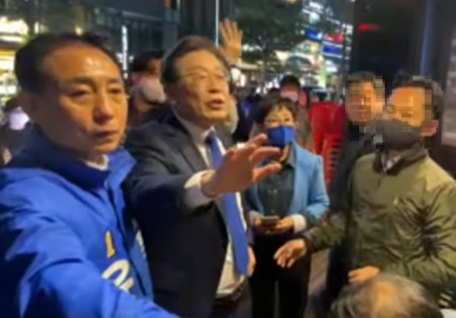 더불어민주당 이재명 상임고문이 치킨집 유세 도중 항의하는 손님과 대화를 시도하고 있다. 유튜브 갈무리