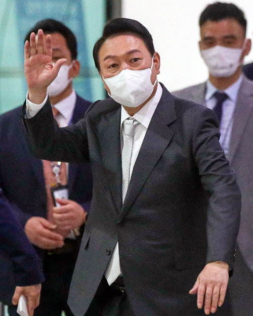 윤석열 대통령이 12일 오전 서울 용산 대통령실 청사로 출근하면서 취재진을 향해 손을 흔들고 있다. 대통령실사진기자단