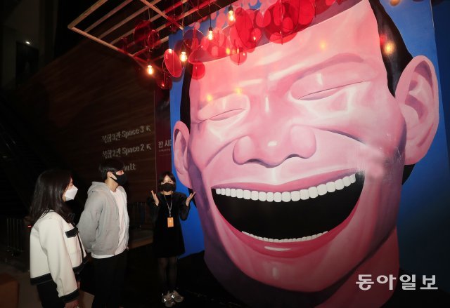 ‘웃는 얼굴’을 그리는 작가로 유명한 중국 현대미술의 거장 유에민쥔의 개인전이 13일부터 8월 28일까지 광주 
국립아시아문화전당에서 열린다. 12일 전시 설명회를 찾은 관계자들이 작품을 둘러보고 있다. 박영철 기자  
skyblue@donga.com