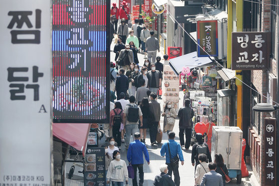 서울 중구 명동 먹자골목이 나들이를 나온 시민들로 북적이고 있다. 2022.4.17/뉴스1 © News1