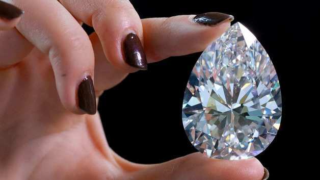 현재까지 경매에 나온 화이트 다이아몬드 중 가장 큰 228.31캐럿의 다이아몬드 ‘더 록’. 스위스 제네바에서 열린 크리스티 경매에서 한화로 약 279억6000만원에 낙찰됐다. © 로이터=뉴스1