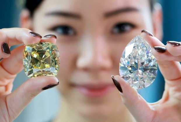 이번 경매에는 쿠션 모양의 노란색 다이아몬드(왼쪽)도 나왔다. 해당 다이아몬드는 205.07캐럿으로, 한화로 약 183억1338만원에 낙찰됐다… © 로이터=뉴스1