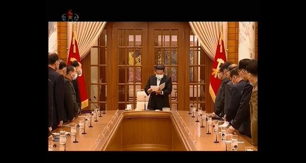 김정은 북한 조선노동당 총비서가  12일 당 중앙위 제8기 제8차 정치국 회의에서 마스크를 쓰고 있다. 그가 공식 석상에서 마스크를 쓴 모습이 공개된 것은 이번이 처음이다. (조선중앙TV 캡처) © 뉴스1