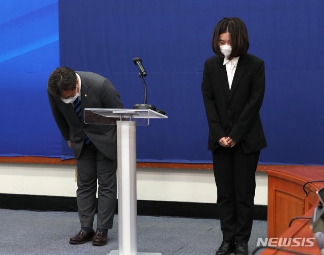 공식 사과하는 더불어민주당 윤호중-박지현 공동비상대책위원장. 뉴시스