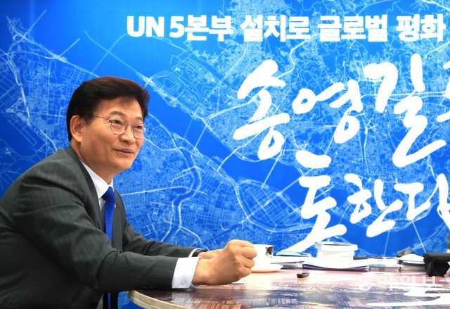 吳 “용산 빈땅에 미래형산업” 宋 “서울에 유엔 5본부 유치”