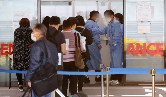 9일 오전 인천국제공항 제1터미널 코로나19 검사센터에 출국을 앞둔 시민들이 검사를 받기 위해 대기하고 있다. 2022.5.9/뉴스1 © News1