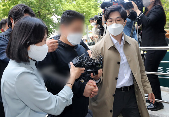 새벽 길거리에서 시민들을 무차별 폭행해 1명을 숨지게 한 40대 A씨가 13일 서울 양천구 남부지방법원에서 열린 구속 전 피의자심문(영장실질심사)에 출석하고 있다. 2022.5.13/뉴스1 © News1